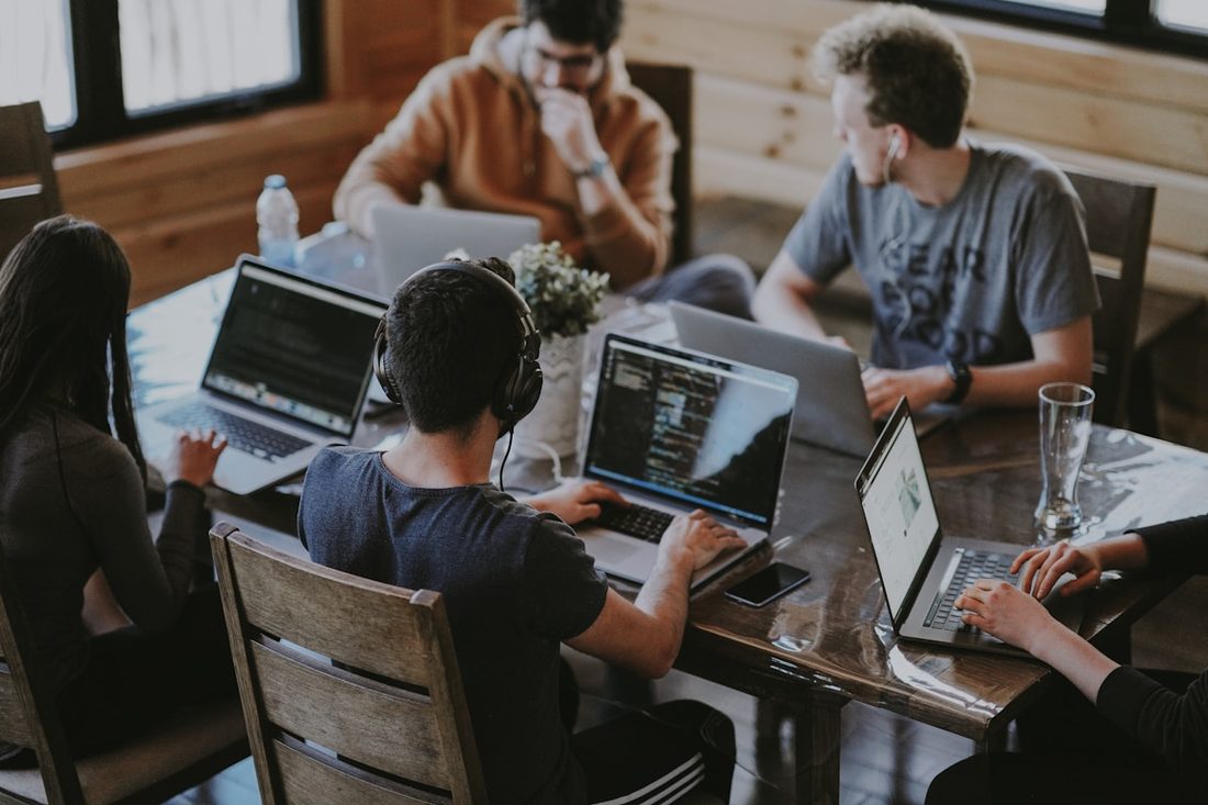 NBA买球网站APP · 看台人群（界面示意）